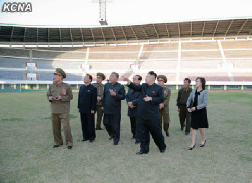 金正恩與李雪主視察羊角島足球場。 金正恩與李雪主視察羊角島足球場。