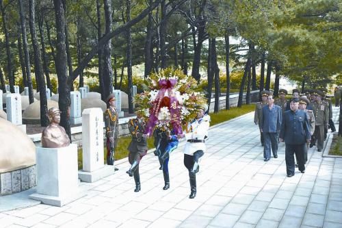 朝鮮最高領導人金正恩29日率多名黨政軍高層前往位于平安南道檜倉郡的中國人民志愿軍烈士陵園憑吊志愿軍烈士。