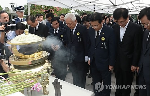 已故前總統金大中總統逝世4周年追悼式18日上午10時在首爾國立顯忠院舉行,有多名政界人士出席了追悼儀式。(圖片來自韓聯社)